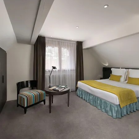 Du Père Bise - Jean Sulpice Hotel 5*