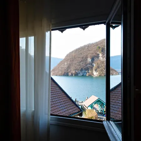 Du Père Bise - Jean Sulpice Hotel 5*